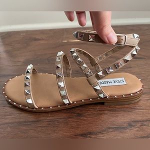 STEVE MADDEN tan travel sandal